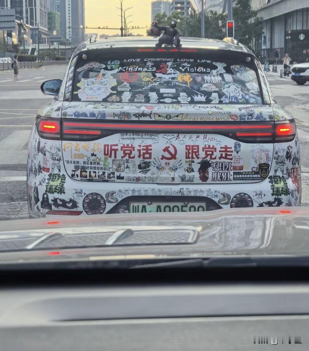 网友说：这个绝不是体制内和红二代的，百分之百不是体制内的，极可能是退伍军人，搞了