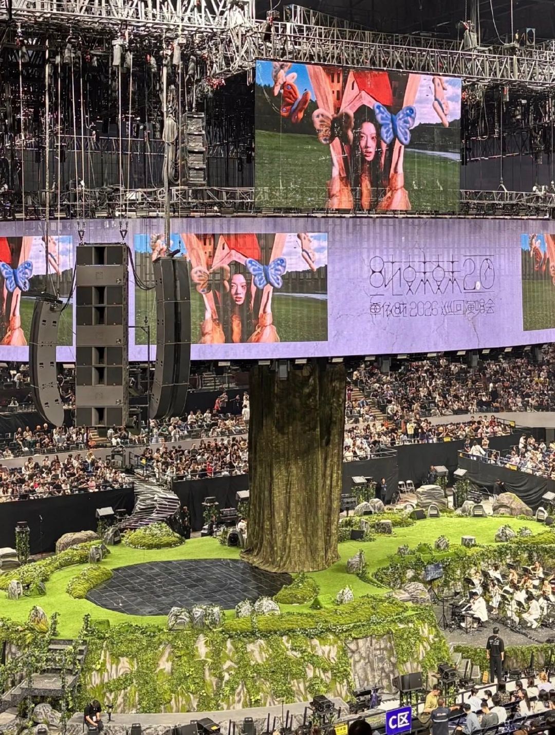 单依纯四面台舞美效果 单依纯四面台舞美效果拉满！创意蛋岛舞台氛围感爆棚，流转光影