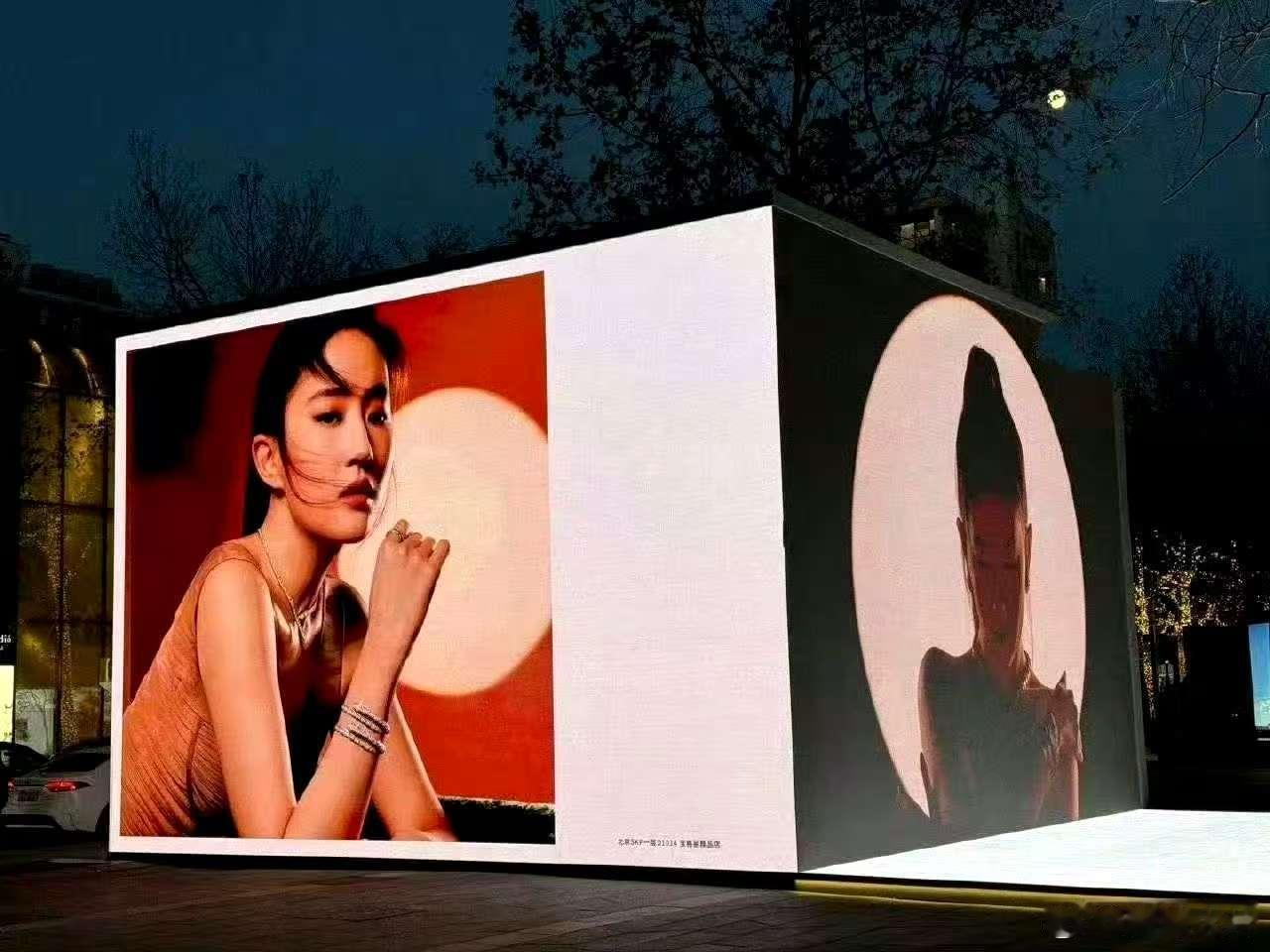 刘亦菲这张脸就该焊在大屏上  救命！在南昌万象城和刘亦菲巨幅海报撞个满怀，这美貌