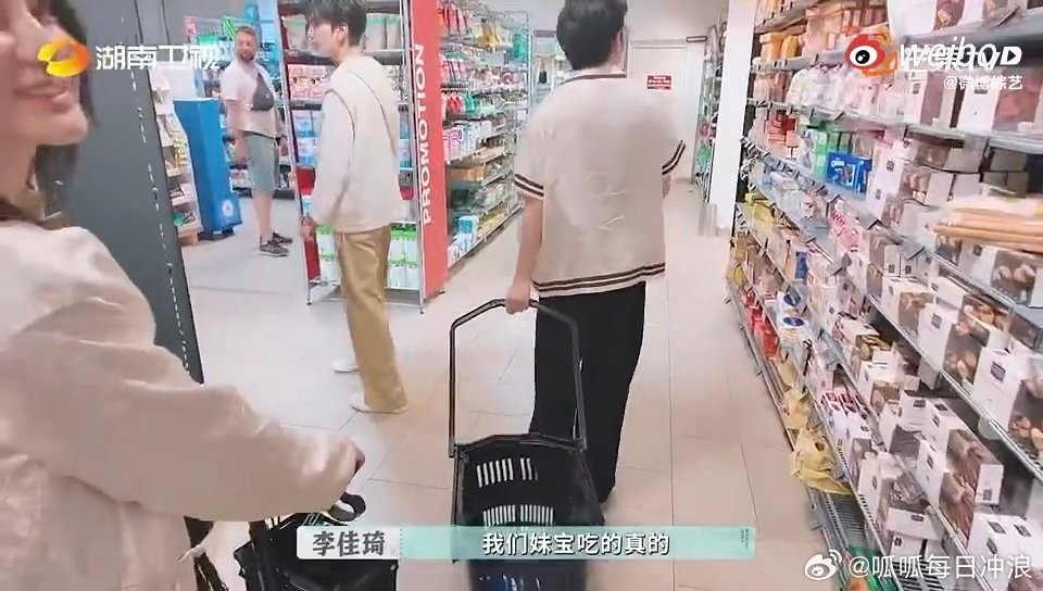 李佳琦把赵昭仪养的很好 一直觉得李佳琦对人特别好，这次在节目里面，对赵昭仪真没话
