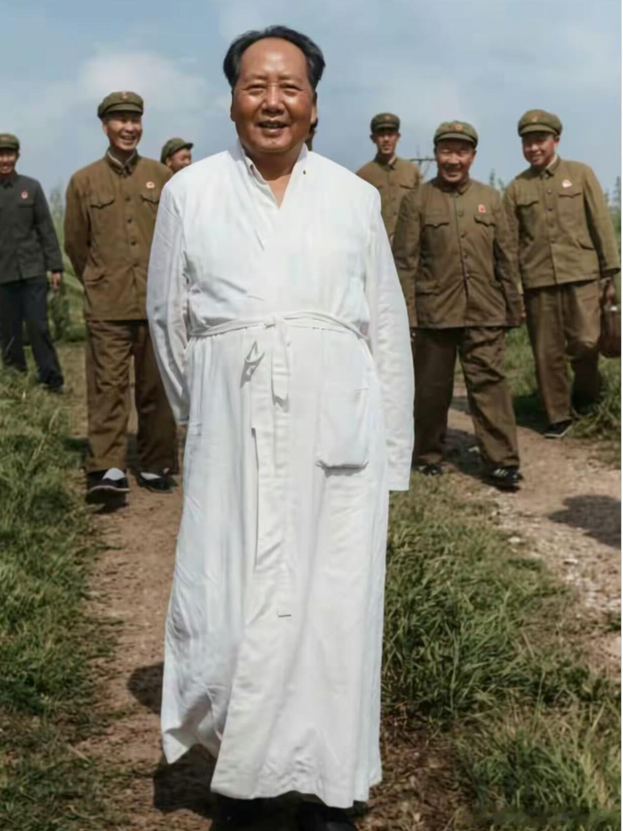 这张照片拍摄于1966年7月，当时毛主席已经73岁，在武汉完成了最后一次畅游长江