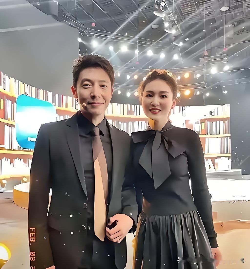 小舞台旁边站的这位男主持人我认识，他是央视才子撒贝宁，主持过《今日说法》的栏目，