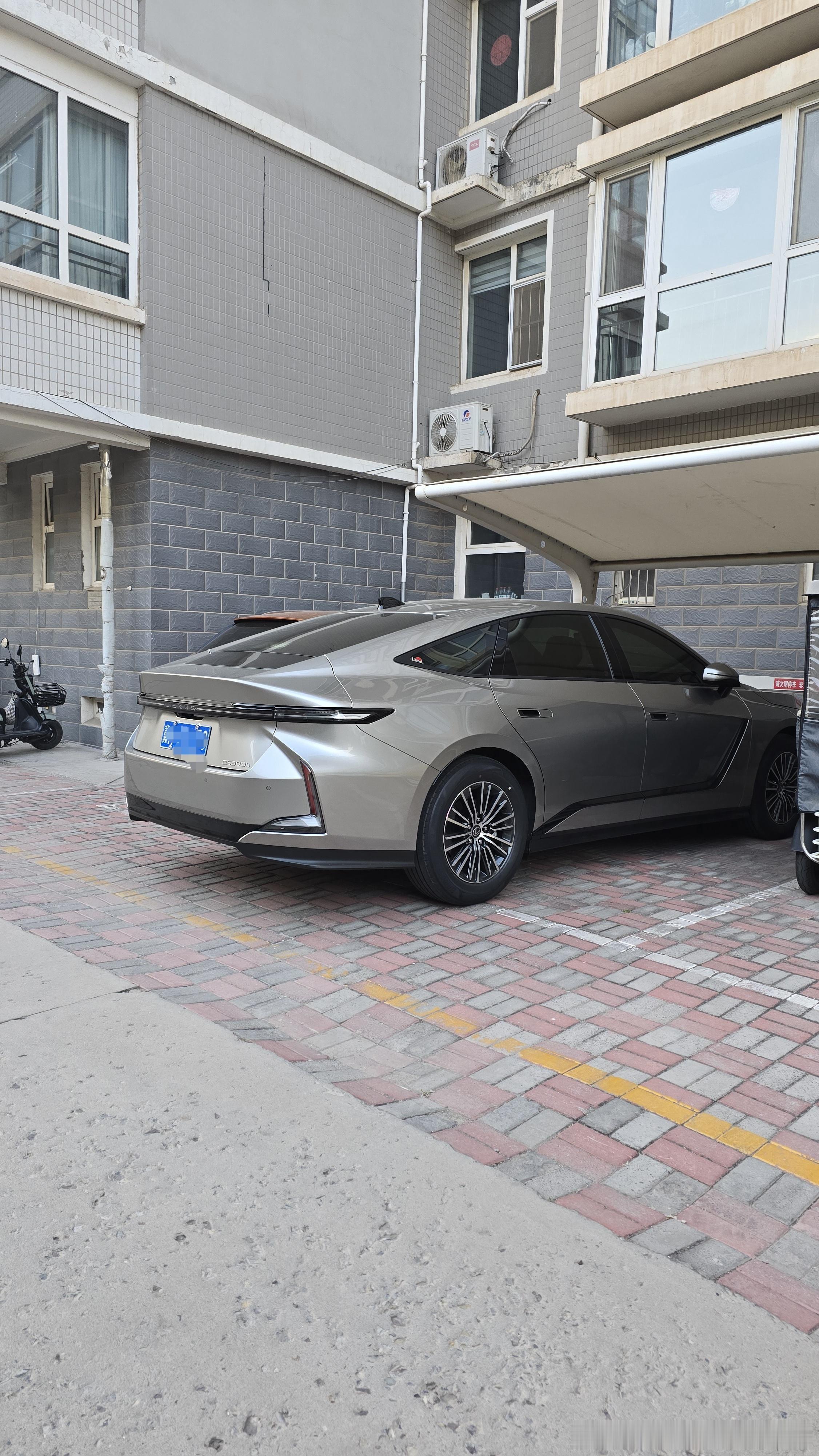 全新雷克萨斯es 路上这车不多见了，实车比图片好看