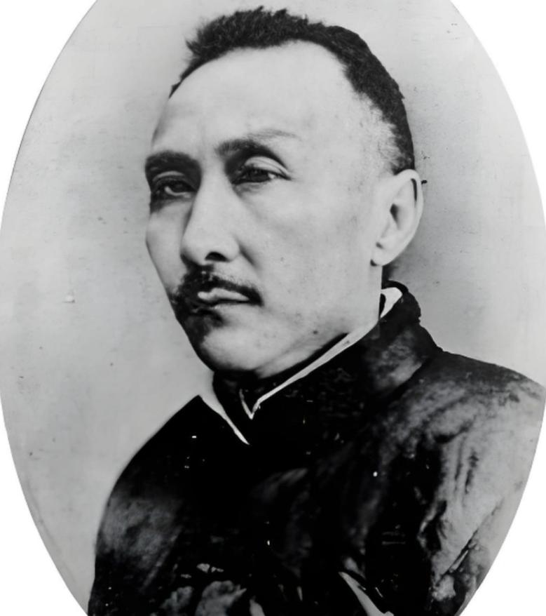 1935 年，曾担任孙中山保镖的杜心五时年 66 岁，日军特务逼迫他出任华北自治