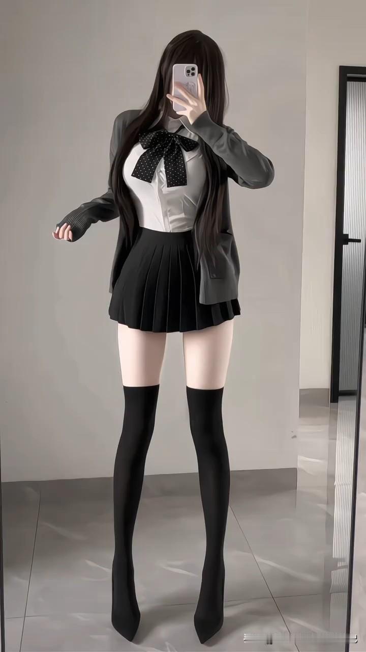 “谁能懂这套灰黑学院风里藏着的‘小心机’？灰色西装裹着慵懒气质，波点领结在领口摇