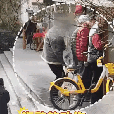 “年龄不是免死金牌！”上海，一女子在菜铺买菜，一74岁男子迅速靠近，他趁女子不备