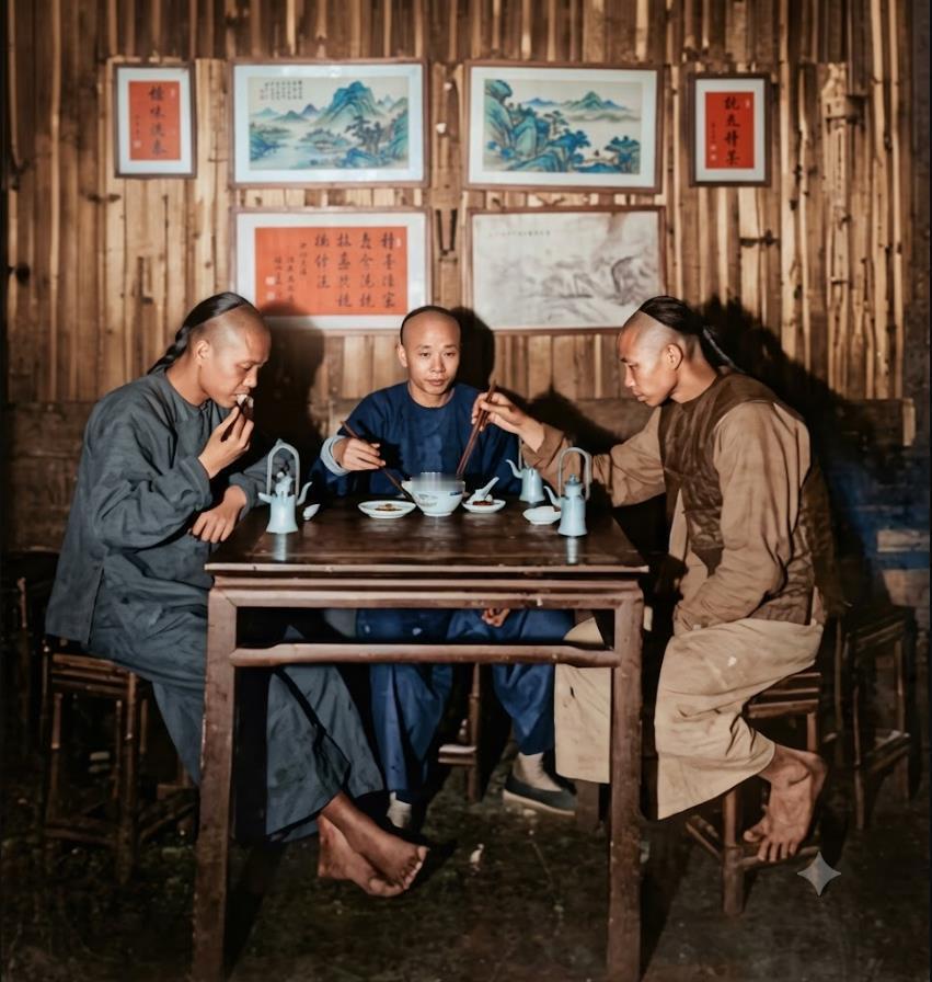 晚清，街边小酒铺里三位普通市民小酌进餐的日常瞬间，小店墙面由木板拼接而成，一张简