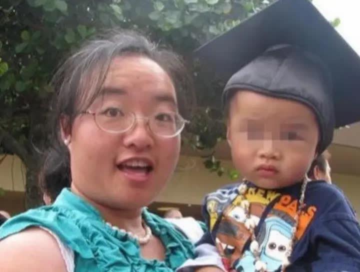 1999年，张艺谋捧红了农村女孩魏敏芝。拍完戏后，魏敏芝想进演艺圈，张艺谋却不同