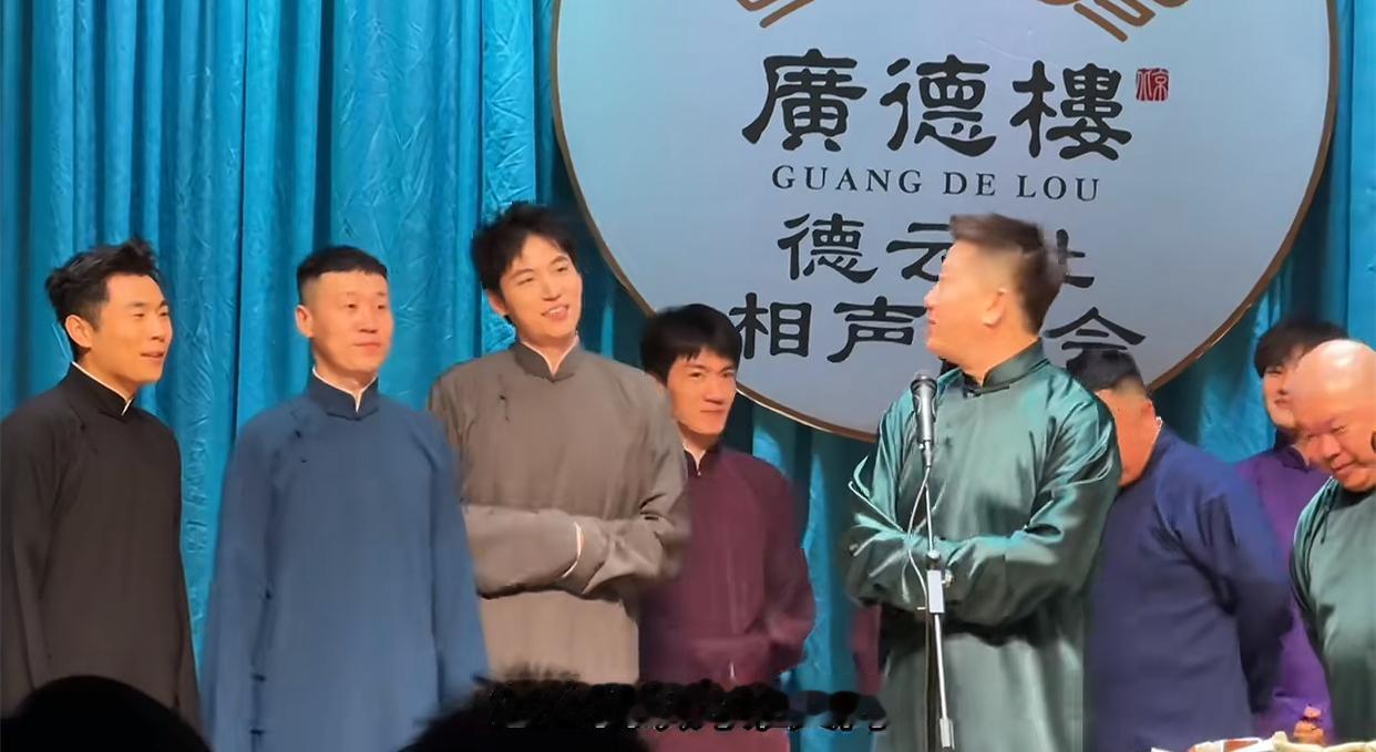 德云社张九南回六队演出，离婚的梗又被大家玩了一遍。在与杨九郎、王九龙的群口《酒令