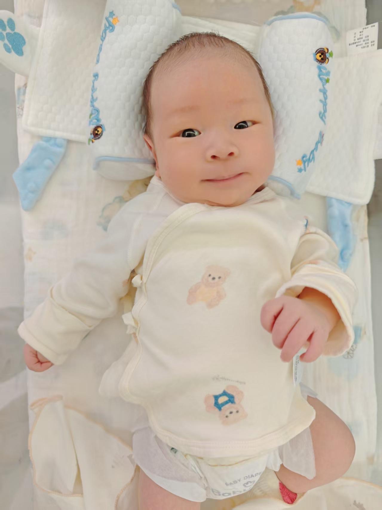 ，时间真快呀，宝宝满月了！祝宝贝每天开心快乐，健康成长，有你就有丝丝的牵挂，有你