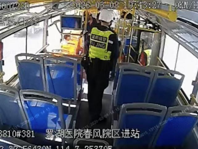 在等待救护车的过程中，邓师傅始终守在乘客身旁，密切关注其身体状态，车内其他乘客也