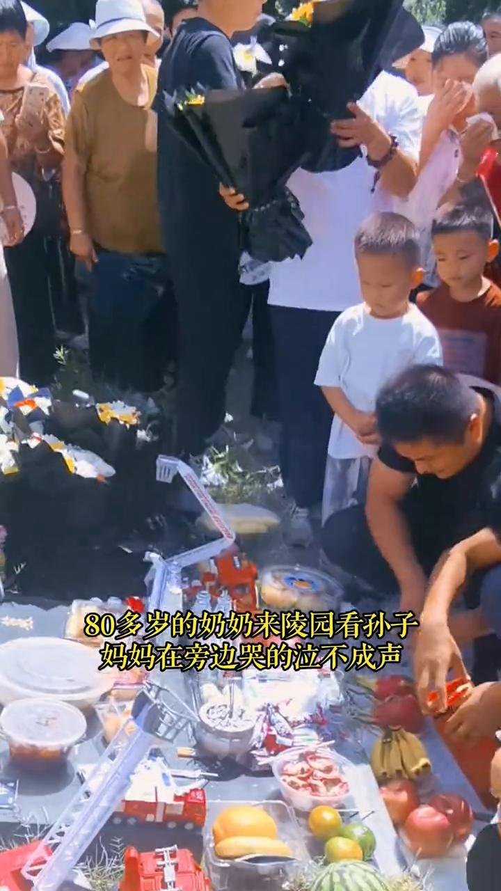 80多岁的奶奶来陵园看孙子，妈妈在旁边哭的泣不成声。
冯振烈。