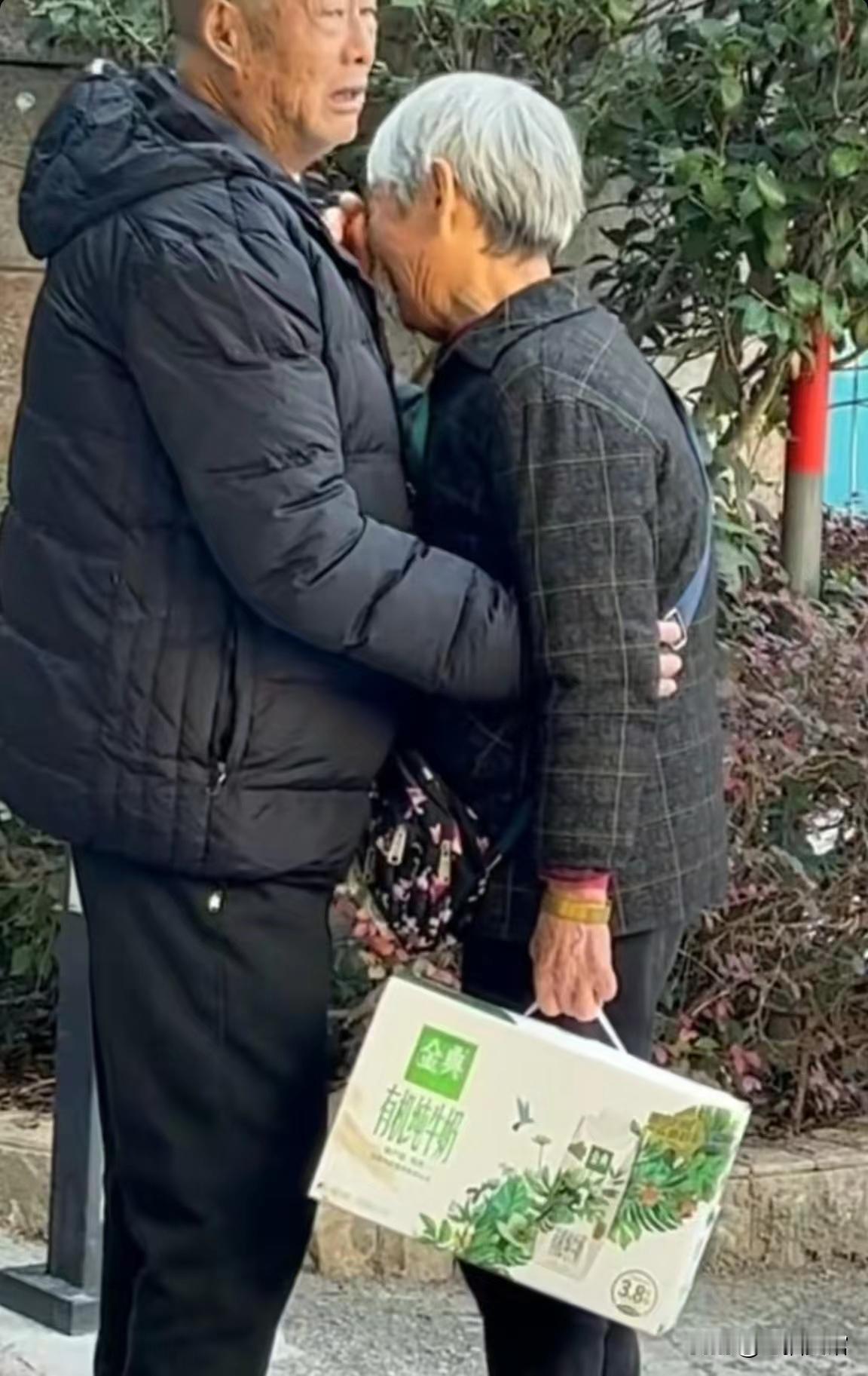 北京昌平，一八旬老两口，把过世女儿的房子卖了170万，拿出148万给儿子换房，然