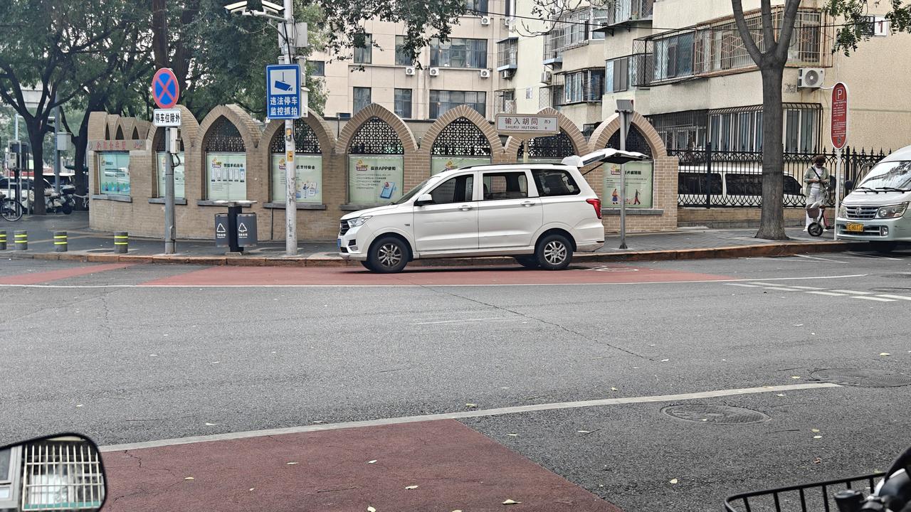停在摄像头底下，打开尾箱盖就能躲避天眼？
这算自首吧[笑哭]