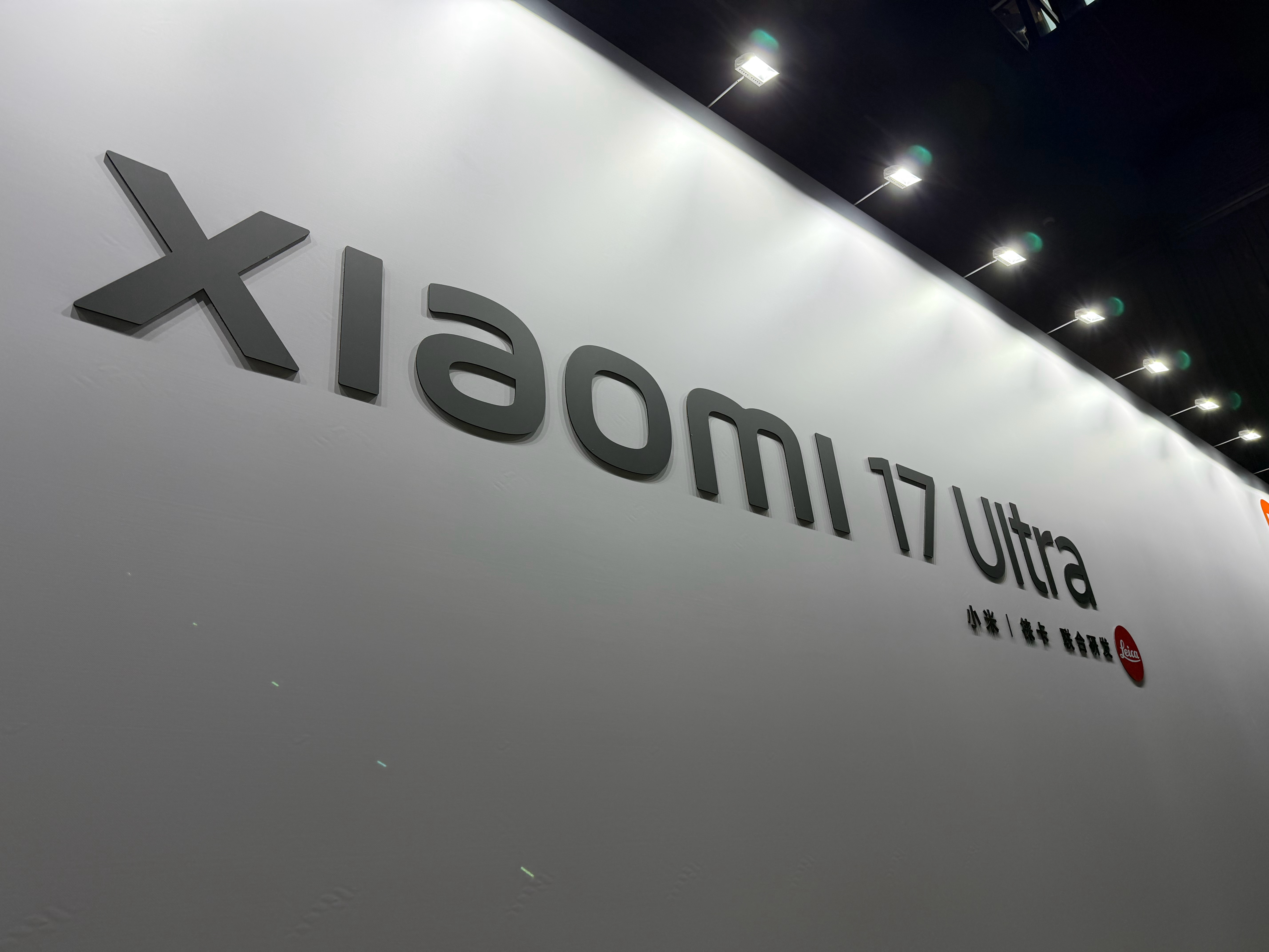 来看看哥今天晚上小米发布会的位置 这个位置太靠前了，万一一会吴彦祖来呢？ 