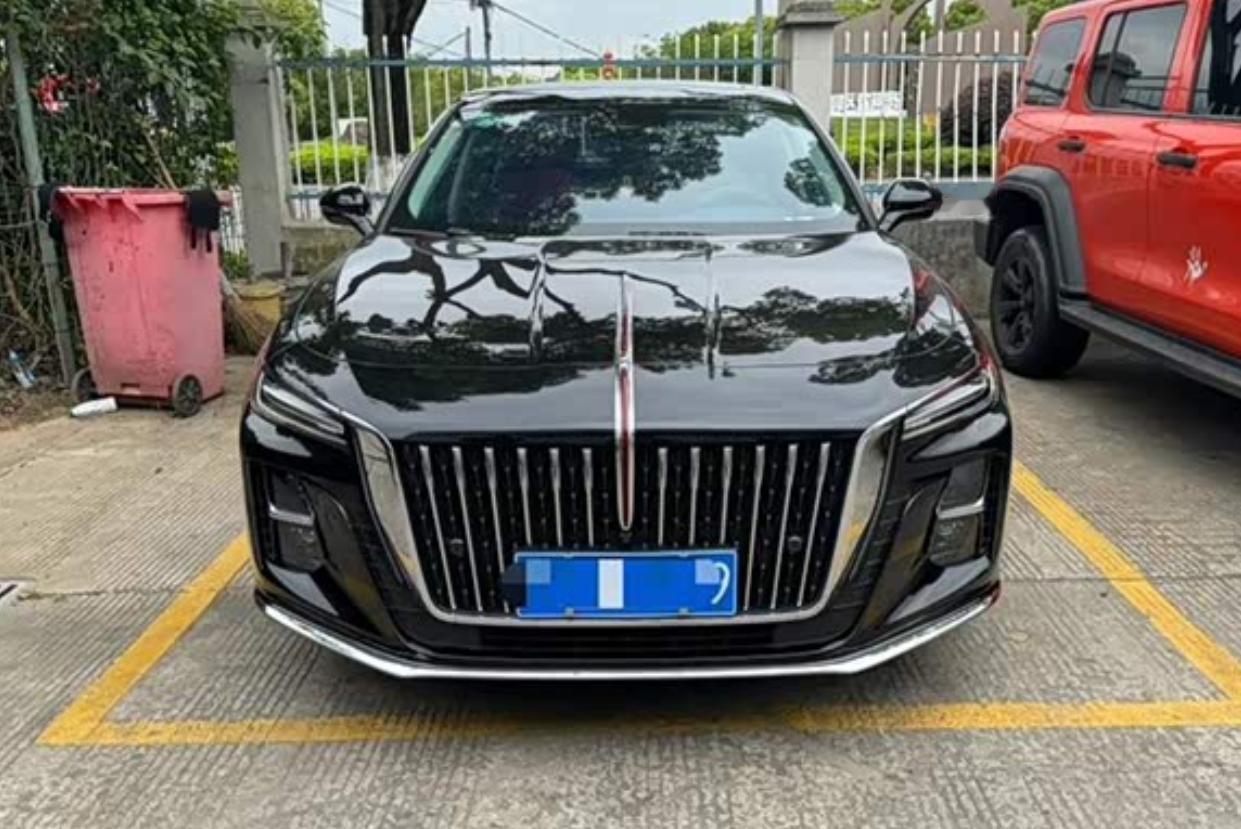选择二手车，首先打动我的是性价比。作为一款中高级轿车，红旗H5以其优雅的设计、丰