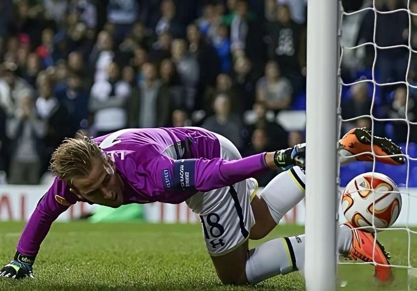 拜仁正面临门将危机，一线队的三名门将都受伤了。极端情况下，凯恩可能要临时当门将。