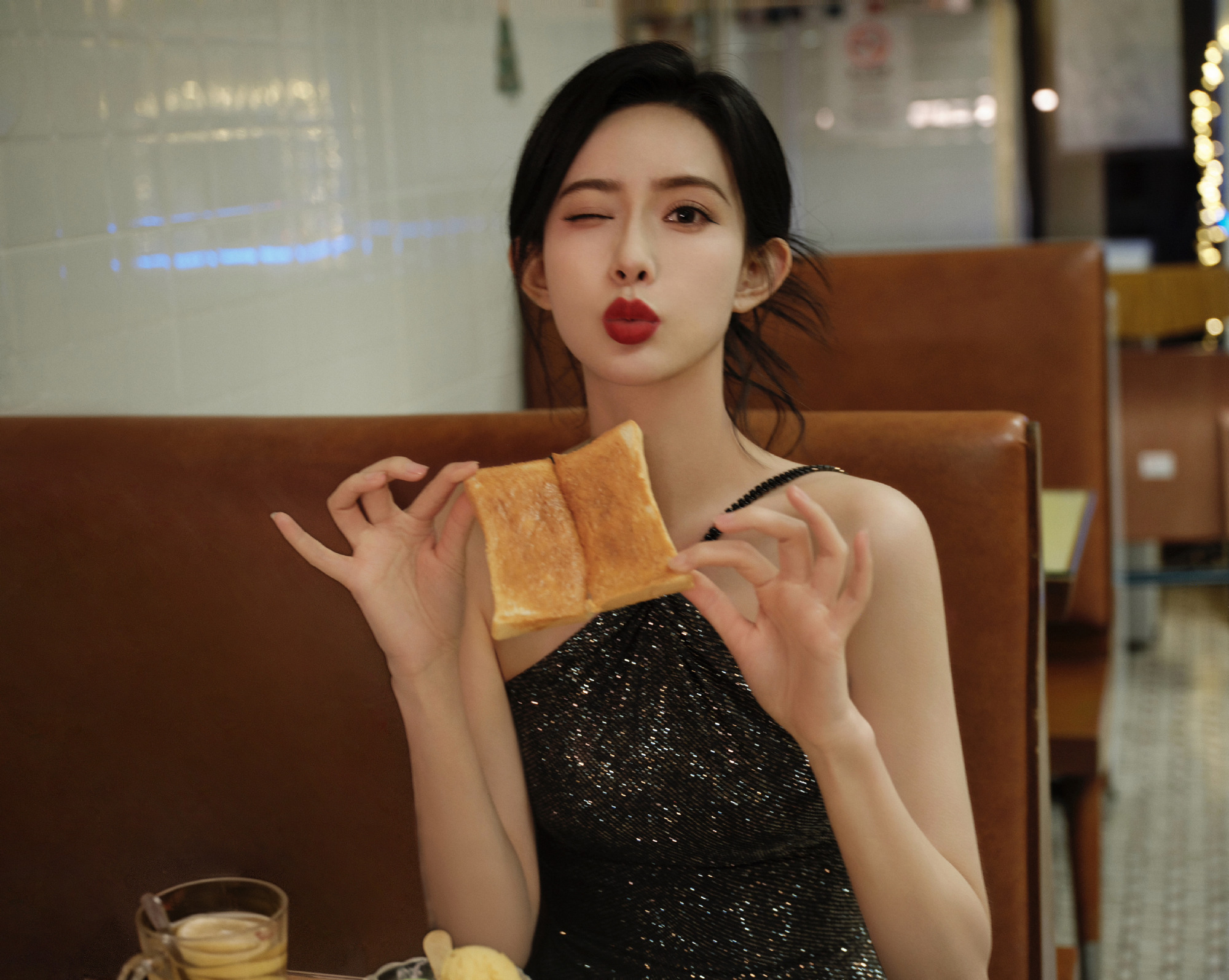 孟子义星光大赏第一个小节目——扒开张萌大衣看人家里面衣服[喵喵][喵喵]笑得鬼迷