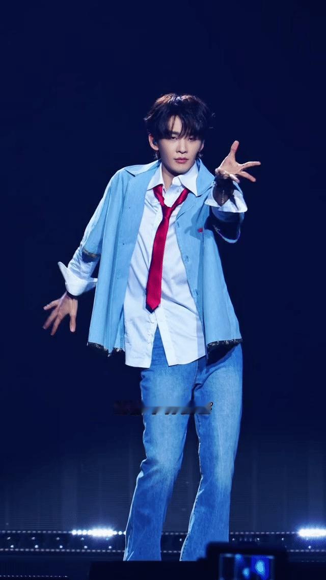 谁教王赫野这样跳舞的他自创的吗 怎么那么可爱啊 野砸