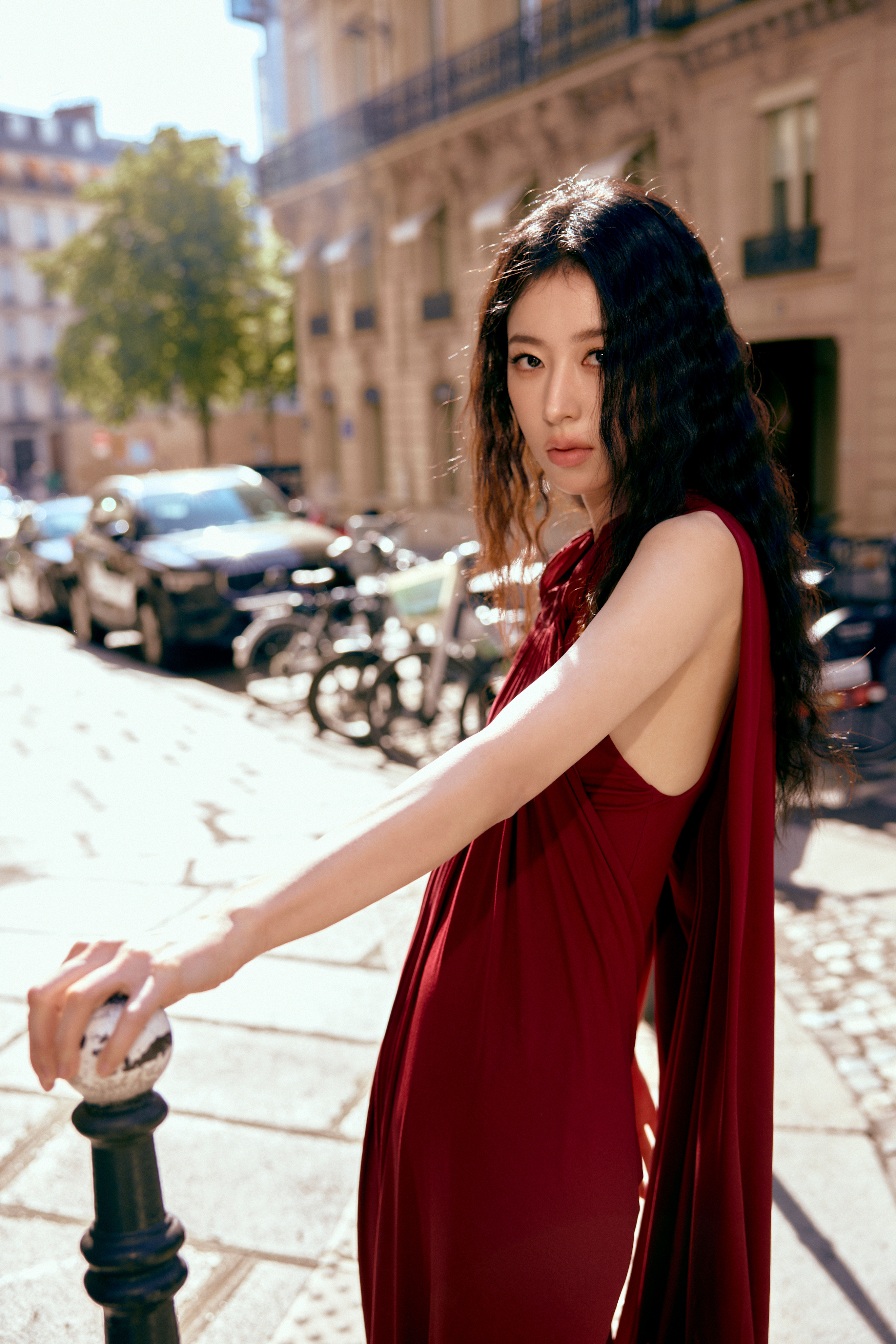周雨彤｜巴黎高定时装周周雨彤身着Balenciaga冬季26系列酒红色垂褶长裙，