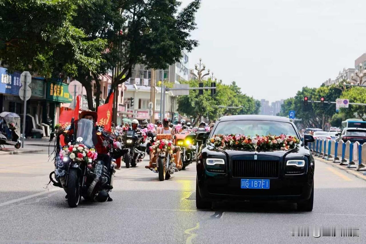 这样的婚礼车队，驰骋豪车，拉风不拉风？
图文：腾豪传媒    郝常根
分享城市新