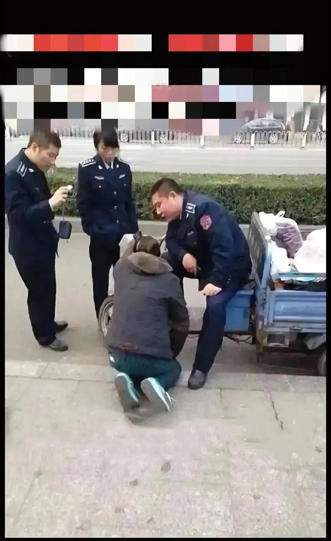 2023年，一张流传于网络的图片，不排除是人为编造的，三位城管衣服模样的人站在一