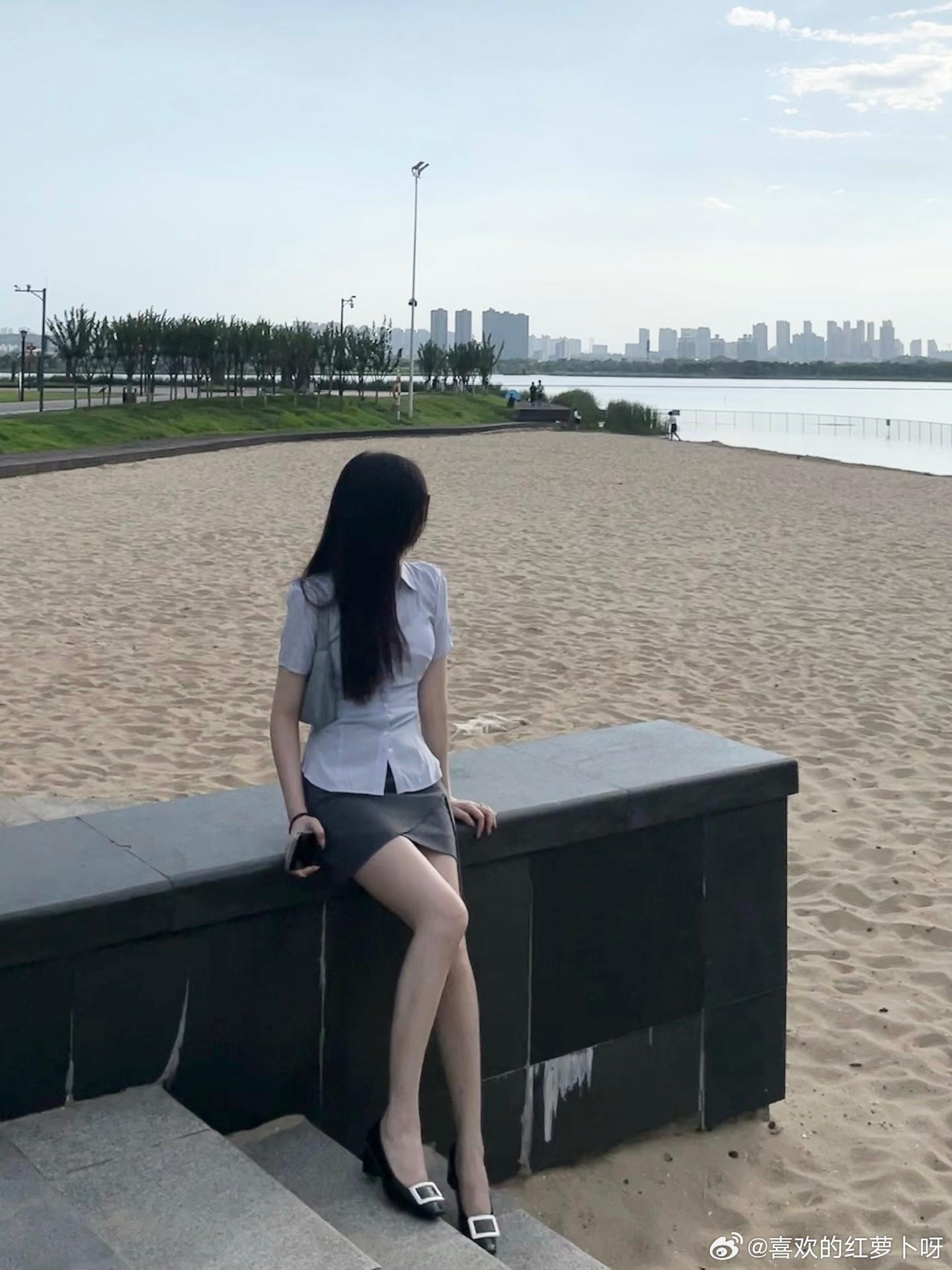 沙滩不只有比基尼～ ​​​