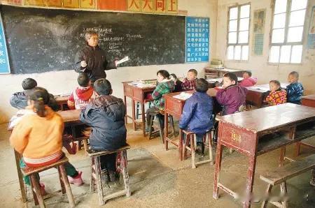 那是一段办学条件格外艰苦的岁月。
我1974年高中毕业，1975年3月就成了一名