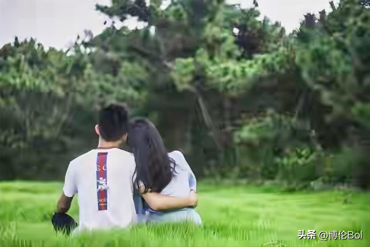 我们小区有个男的，脑子不太灵光，说话也含糊不清。他姐姐在医院上班，看着弟弟这样，