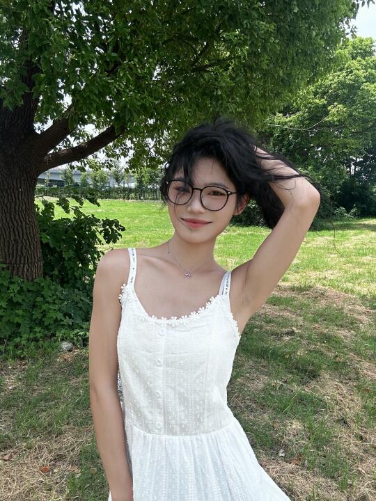 在树影斑驳的午后