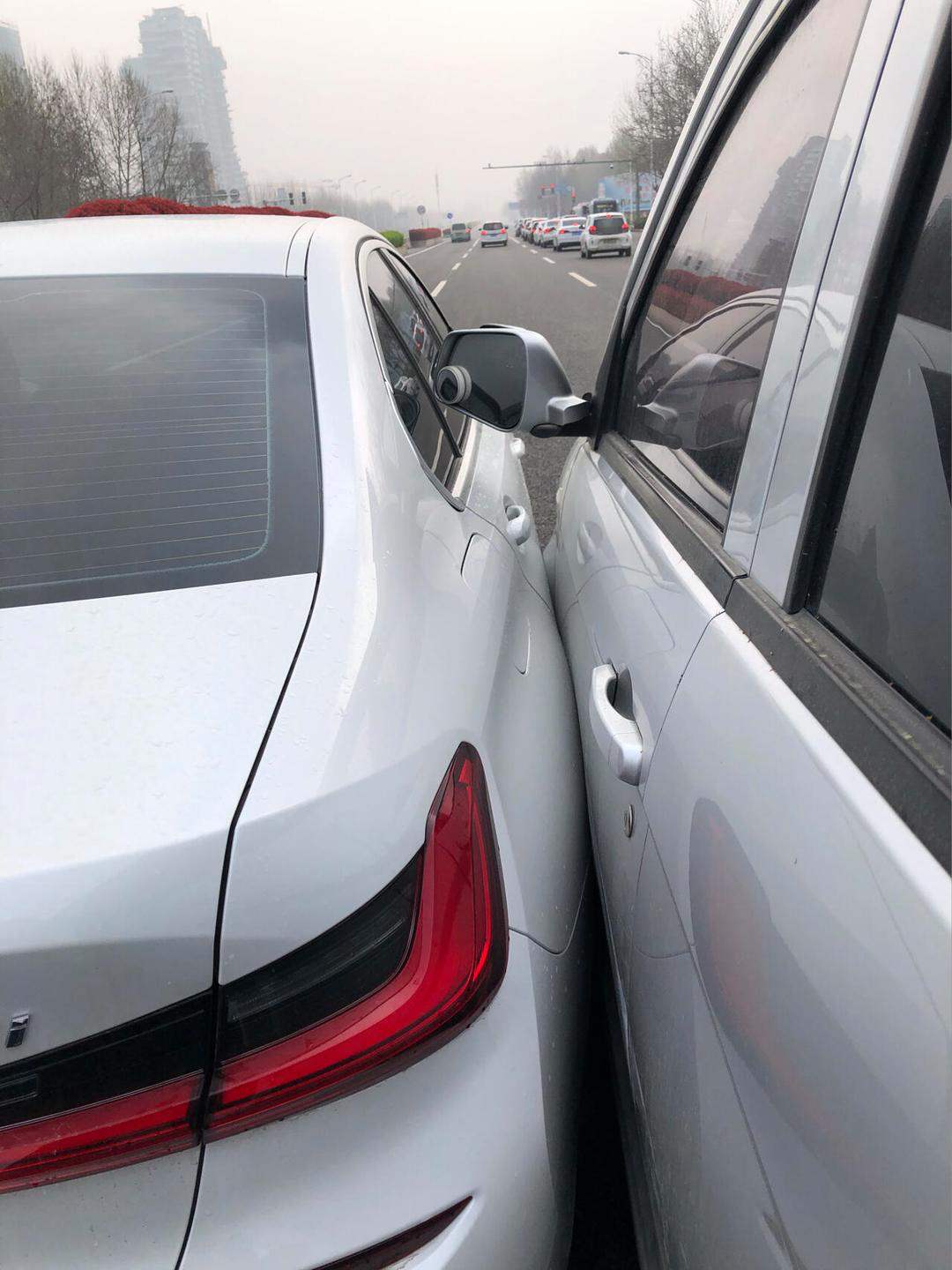 调查显示，轻微剐蹭事故中，新能源车维修成本约 5 000 元 ～ 1.5 万元，