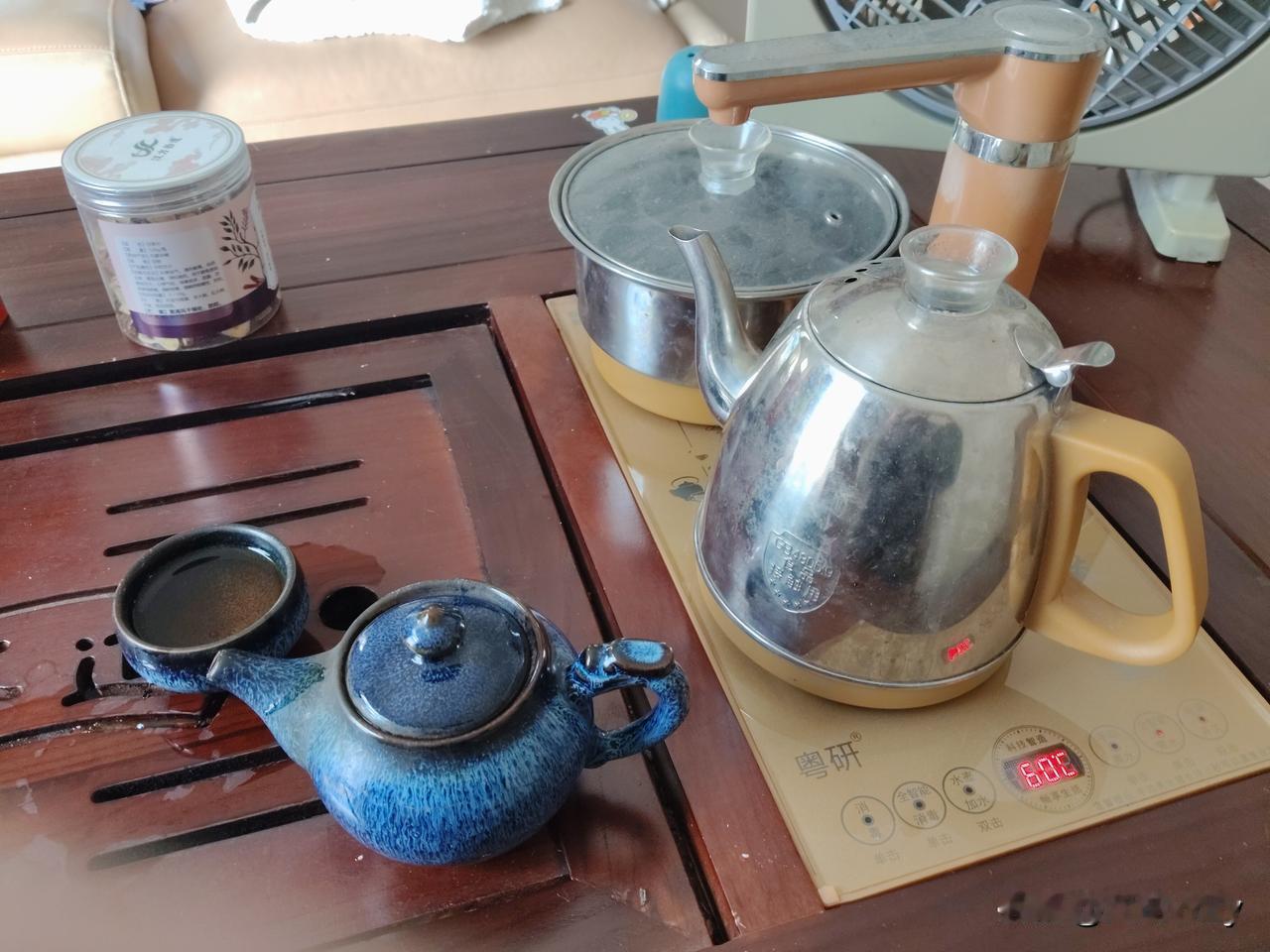 退休以后，

每天品品茶，

写写头条，

虽然生活很枯燥，

但我觉得，

这