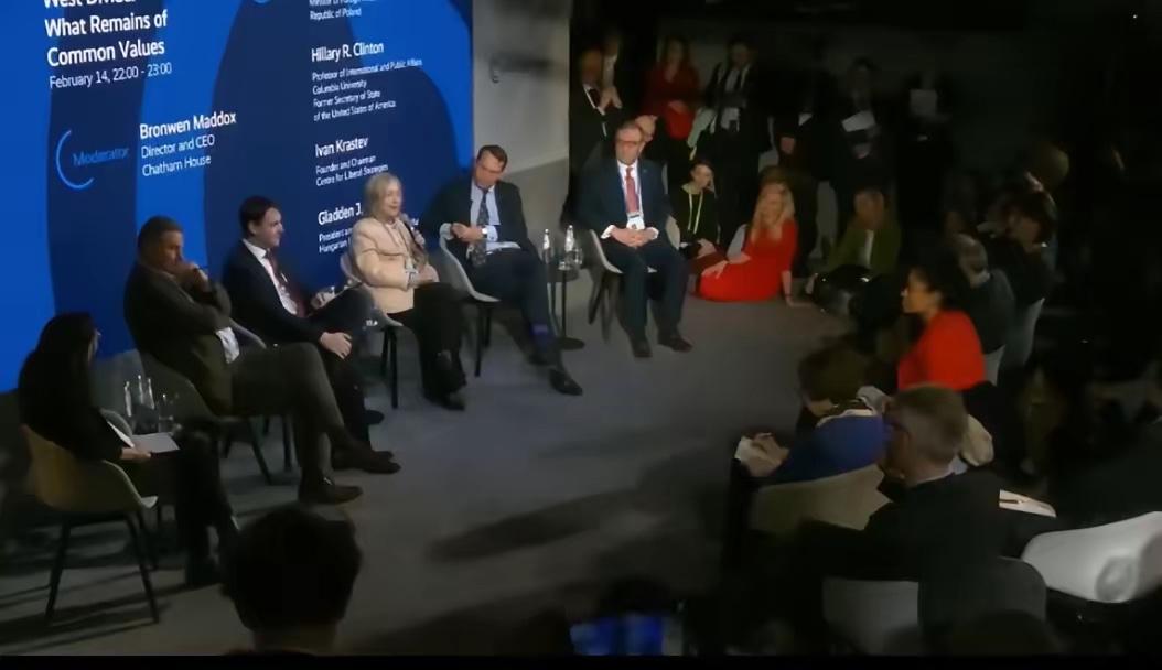 希拉里大骂川普的乌克兰政策非常无耻恶劣！
希拉里严斥川普：“川普的乌克兰政策非常