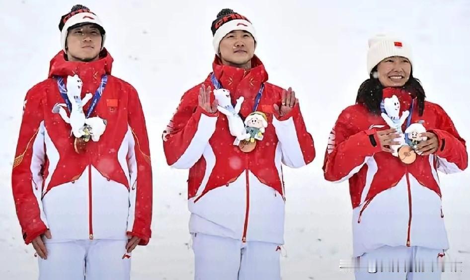 米兰冬奥会的赛场上，当中国空中技巧队在混合团体的比拼当中，3位运动员都出现不同程