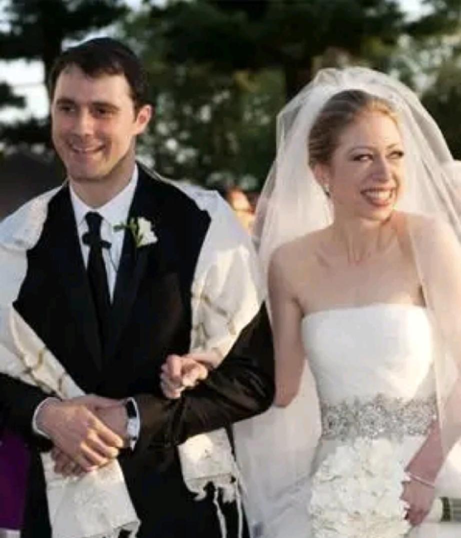 谁能想到，叱咤风云的克林顿夫妇，晚年最大的快乐，是给外孙女当“人形摇篮”。
满头