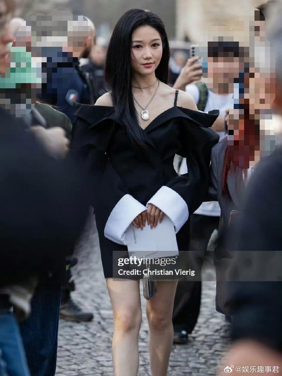 岳雨婷G社出图岳雨婷的G社生图出来了。穿得非常清凉的姐姐看上去很青春很美，边上的