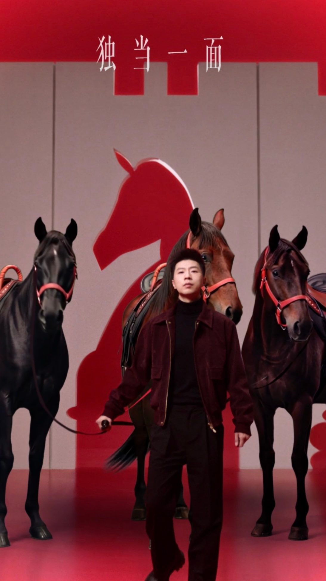 眼尖的观众发现没？今年春晚小品里，王天放拿着那个华为Mate XTs 非凡大师一