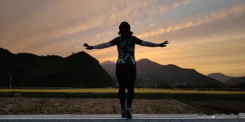 这年头徒步旅行都能整出新花样。有个短视频博主女子，搞什么“不花一分钱”徒步从杭州