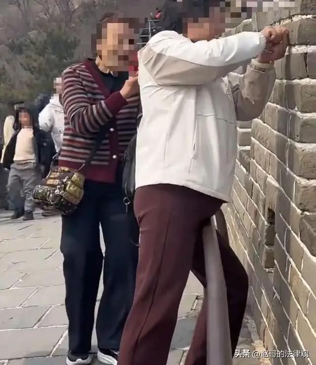 长城刻字留“丑名”：行政拘留悔终身！

今儿咱们单说一桩发生在八达岭长城上的“奇