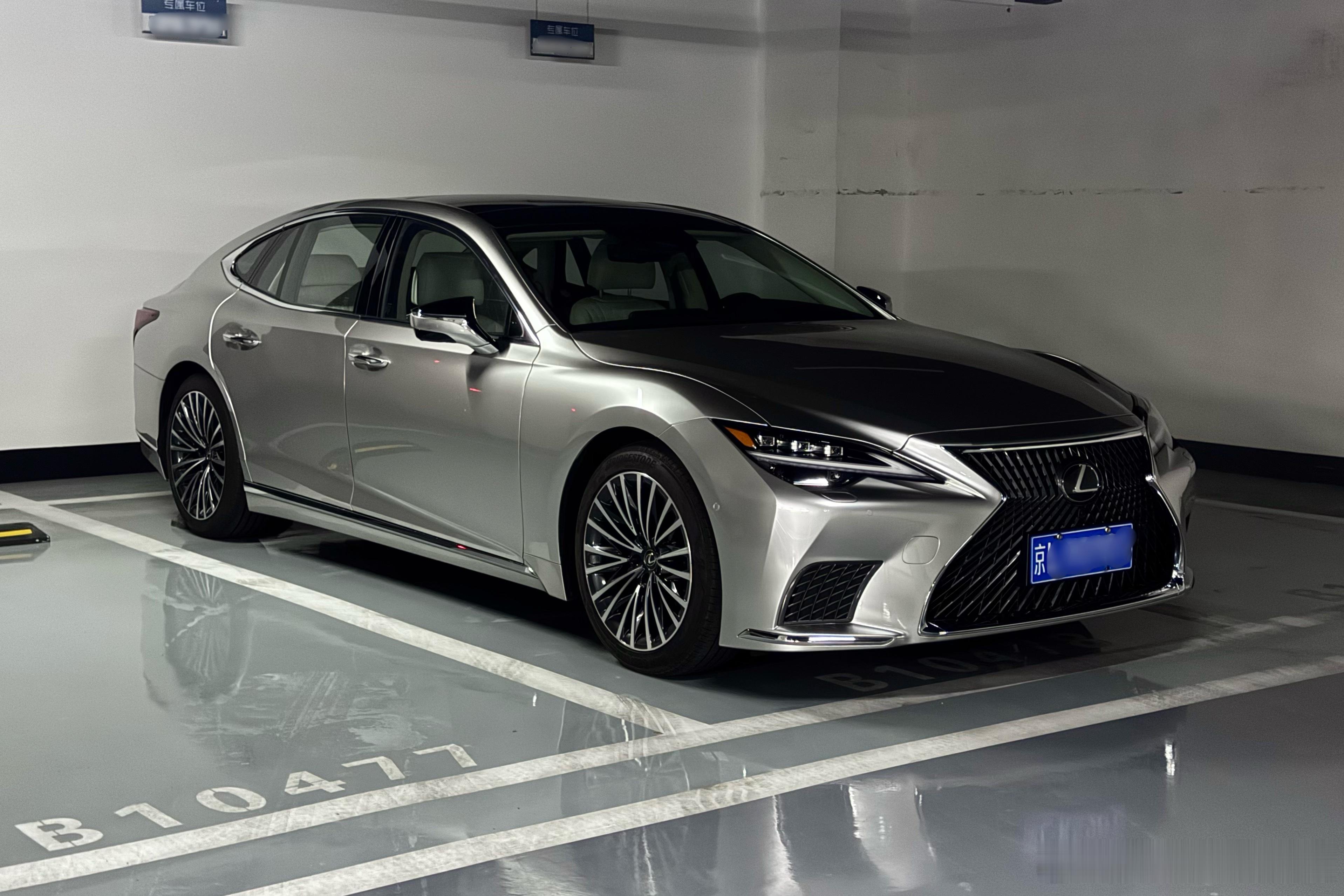 这一幕还挺梦幻的，把车展上那台看不够的车停回家了，刚又在楼下站在地库看了好久，这