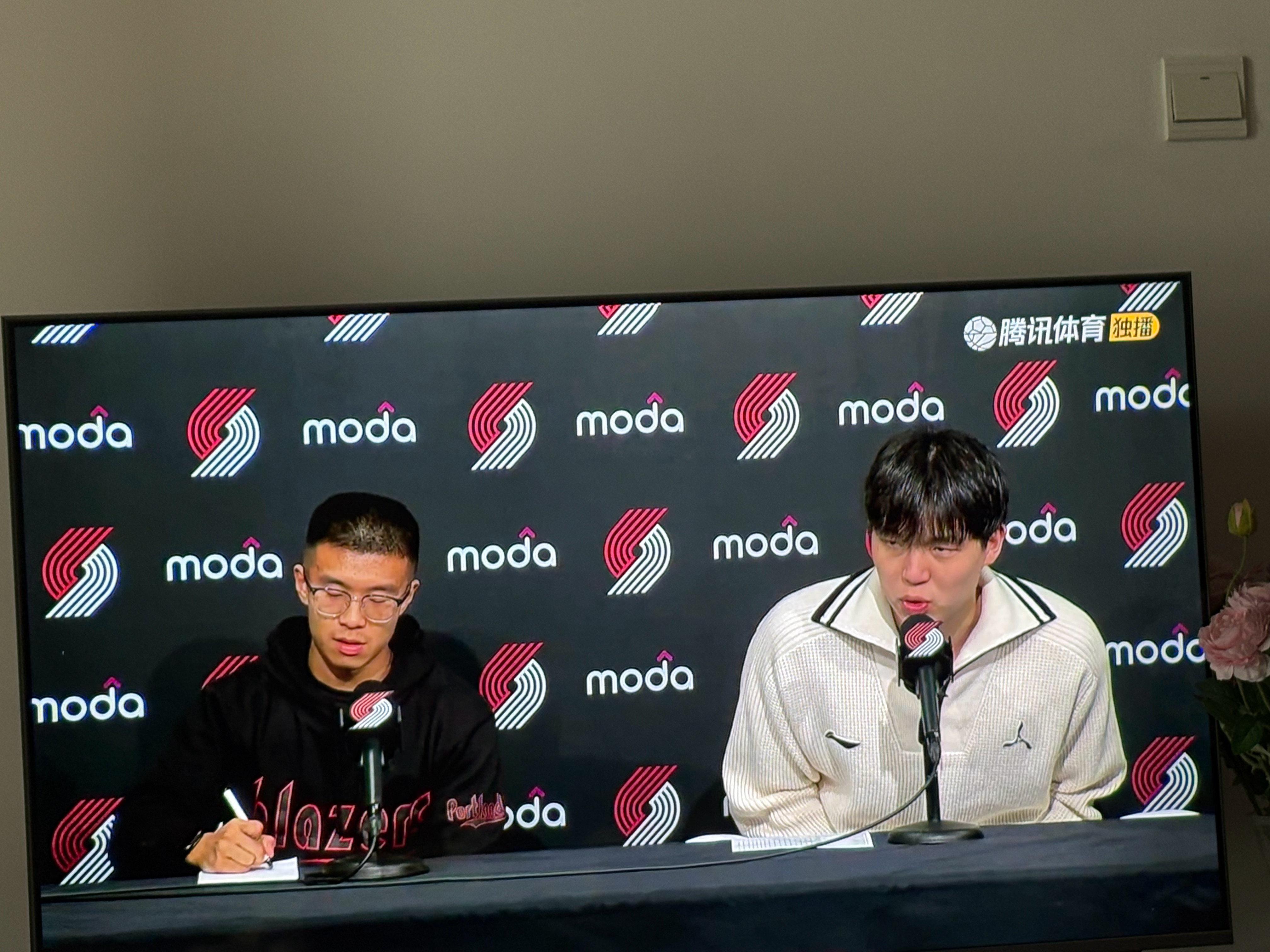 杨瀚森的赛后发布会直接穿着自己的赞助商李宁的衣服。想请问一下，这合乎规定吗？我只