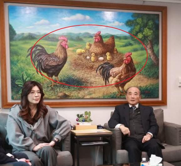 郑丽文带着国民党的主要成员去拜见王金平的时候，不知道大家有没有注意到一个细节，那