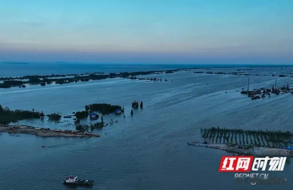 7月5日16时许，湖南省岳阳市华容县团洲垸洞庭湖一线堤防发生管涌险情。经过两天的