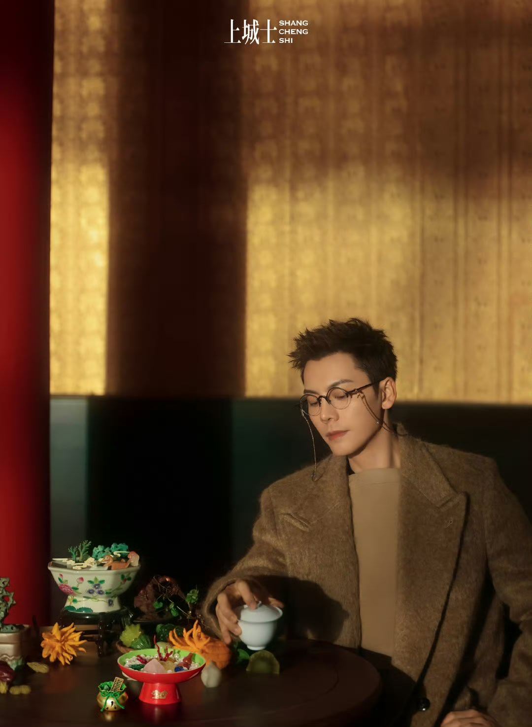 《上城士》2月封面迎来陈伟霆，陈伟霆地坛舞龙迎春   成为最大亮点。他手持龙珠，