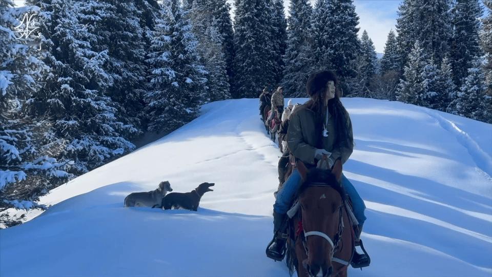 欧阳娜娜在北疆慢生活欧阳娜娜骑马帅成这样 谁能拒绝看欧阳娜娜在北疆雪地里自由骑马