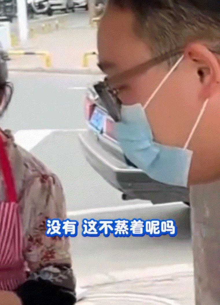 全场笑翻！河南一包子店，包子迟迟蒸不好，顾客急得直催：“你催一下嘛！”老板先是一