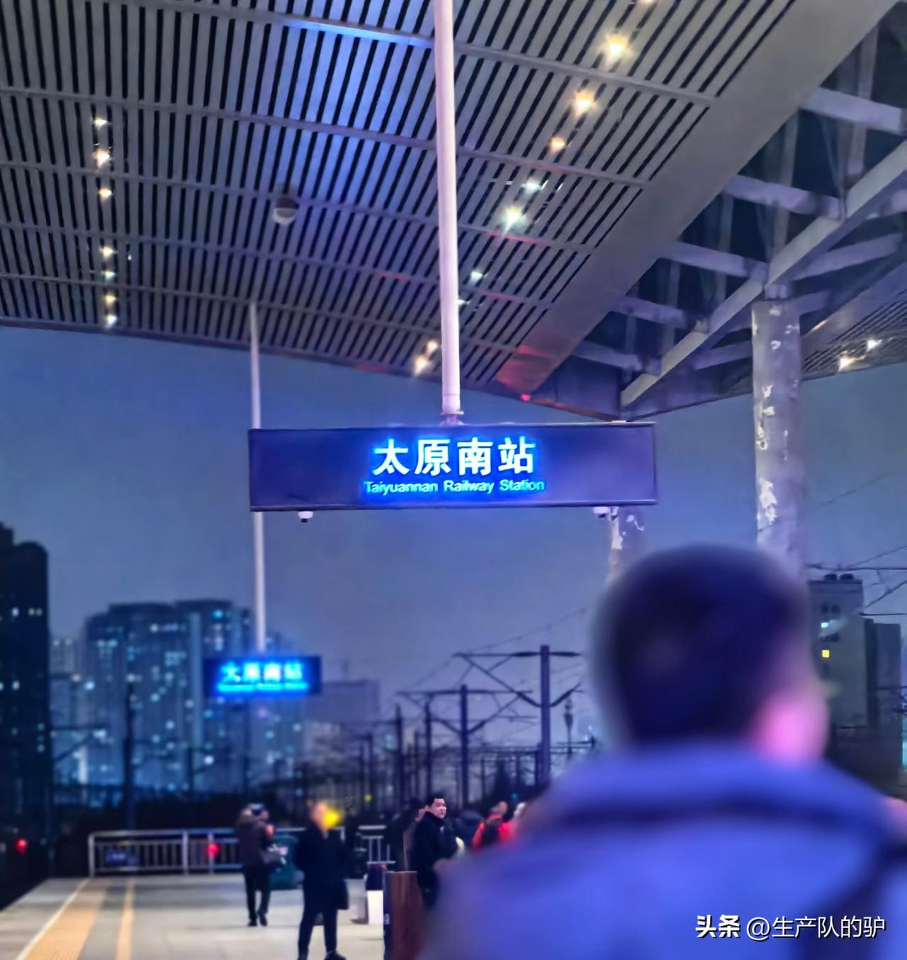 太原的路修得是真不错，平坦宽阔，立交桥错落有序，颇有几分北京的大气风范，甚至在不