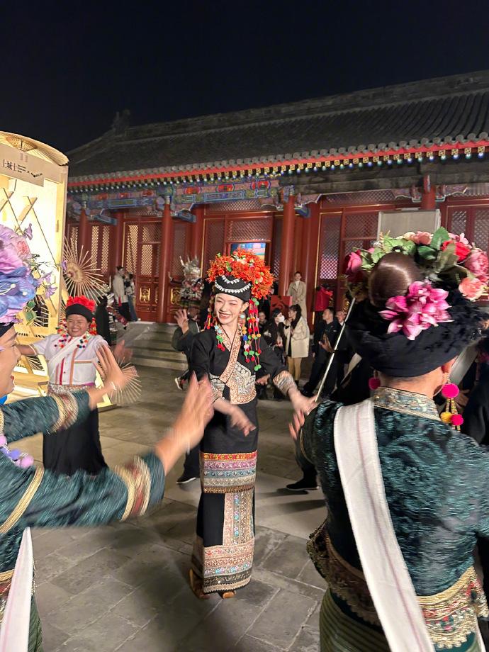 #林允布朗族少女#   民族的妆造就是最牛的！林允游园簪花完全就是让人感受到了美