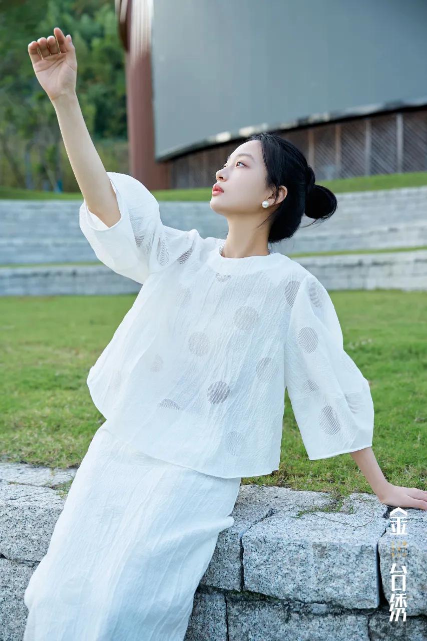 夏日新叙
浅夏漫行，风骨入衣
妙意生姿，舒展轻盈
上衣
半裙
