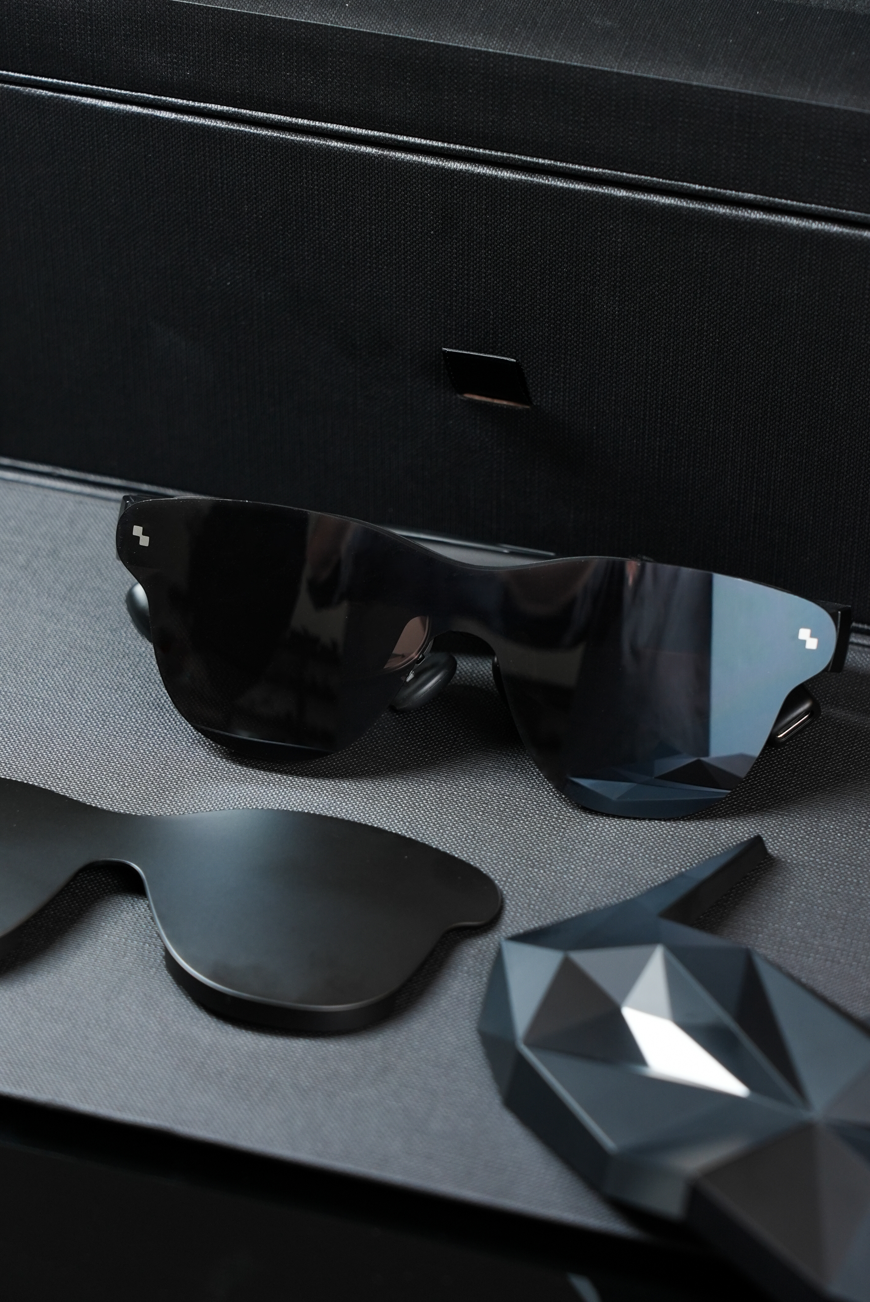 雷⻦ Air 4 Pro 蝙蝠侠限定版 这颜值没得说，太帅了。这眼镜挺有意思，能